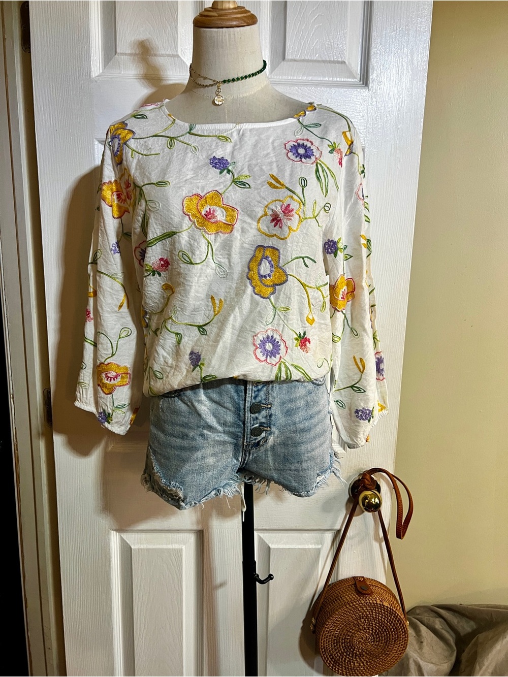 Kindred Wms White Floral Embroidery Colorful Boho Tunic Top L